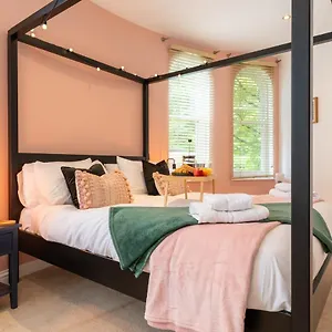 3-bedroom Lower Ground Flat In Town Centre , Knaresborough United Kingdom