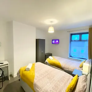 Emerald Living, 4 Bedrooms In The Heart Of Swansea! , Swansea United Kingdom
